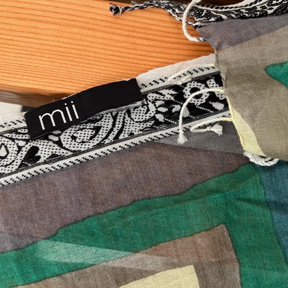 Unique mii  collection scarf with abstract art pattern in dramatic colours - Picture 3 of 5
